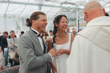 Moderne Glashaus-Hochzeit mit Stil – Lisa & Dominik