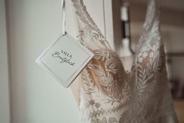 Elegantes Shooting in gedeckten, zarten Herbst-Tönen am Wiener Cobenzl