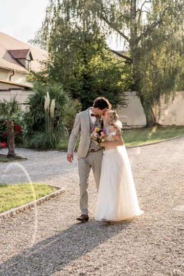 Natürliche, bunte Sommerhochzeit im Schloss Gurhof