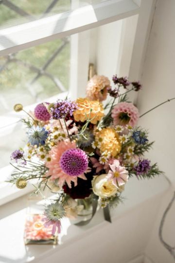 Natürliche, bunte Sommerhochzeit im Schloss Gurhof