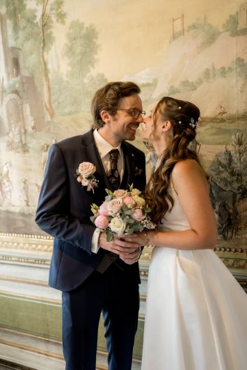 Natürliche Schloss-Hochzeit am Donaustrand