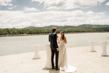 Natürliche Schloss-Hochzeit am Donaustrand