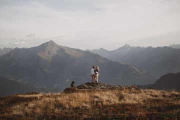 Außergewöhnliches Paarshooting am Berg zum Sonnenuntergang