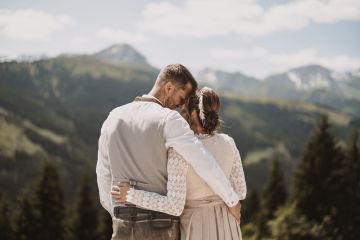 Traditionelle Trachtenhochzeit am Berg