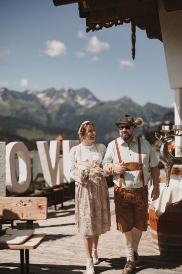 Traditionelle Trachtenhochzeit am Berg