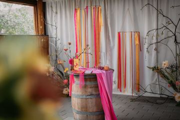 Moderne Boho-Hochzeit unterm Scheunendach im Vulkanland Steiermark