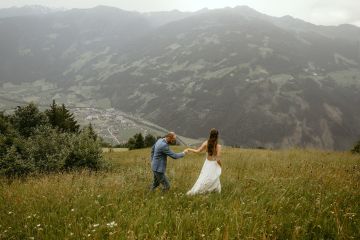 Unvergessliche Berghochzeit auf der Wiesenalm im Zillertal – Emotionen & Traumhafte Almwiesen-Shootings