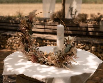 Außergewöhnliche Dahlien treffen trendige Trockenblumen