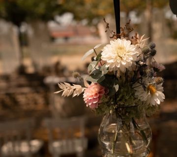 Außergewöhnliche Dahlien treffen trendige Trockenblumen