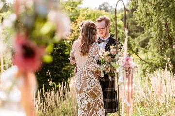 Außergewöhnlich heiraten im Garten im Spätsommer