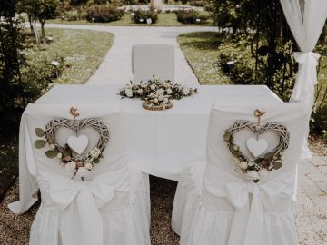 Kleine, wunderschöne Vintage-Hochzeit im Rosengarten und am See