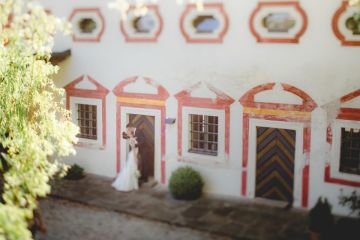 Lockere Gartenhochzeit im Schloss Altenhof