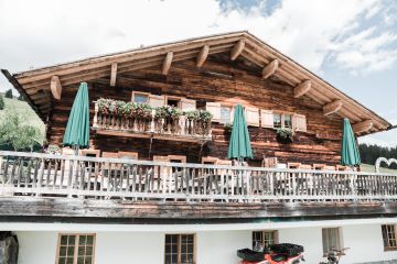 Trauung in den Bergen mit Alphornbläser und Blick auf Lech am Arlberg