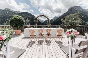 Trauung in den Bergen mit Alphornbläser und Blick auf Lech am Arlberg