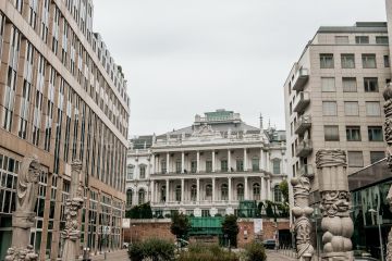 CHARMANTE LUXUS INNENSTADT-HOCHZEIT IM WIENER PALAIS COBURG