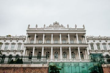 CHARMANTE LUXUS INNENSTADT-HOCHZEIT IM WIENER PALAIS COBURG