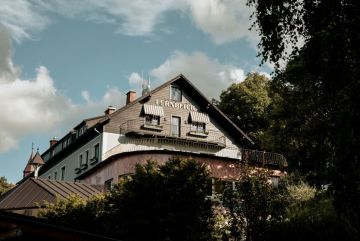 Hochzeitsreportage in Niederösterreich: Fernblick