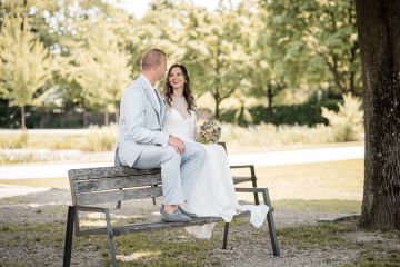 Ein Fest der Liebe: Tamara & Mathias' Traumhafte Gartenhochzeit in Traun