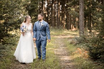 Magische Momente: Sonja und Stefans Waldhochzeit am Loryhof