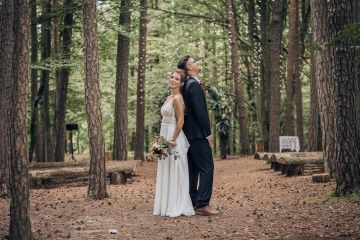 Zwischen den Bäumen der Liebe: Eine märchenhafte Waldhochzeit, wo die Natur Zeuge wird, wie zwei Herzen sich in einem verträumten Wald verbinden!