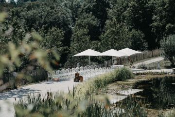 Sommerliche Trauung am See im Refugium Hochstrass
