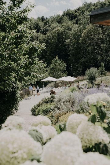 Sommerliche Trauung am See im Refugium Hochstrass