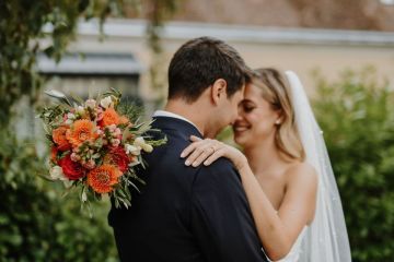 Farbenfrohe Sommerhochzeit im Schloss Gurhof – Sophia & Matthias