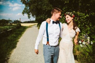 Hochzeit ohne Schuhe in verträumter alter Mühle