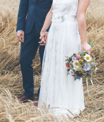 Dreamy Boho Hochzeit inmitten von alten Weinkellern und Kornfeldern