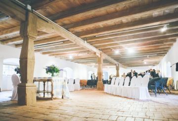 Familiäre Hochzeit im alten Gemäuer eines barocken Schüttkastens im Waldviertel