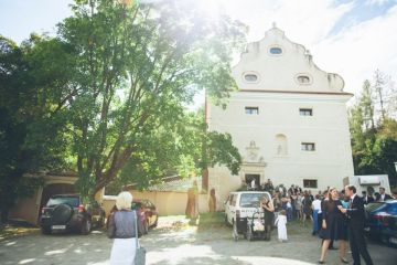 Familiäre Hochzeit im alten Gemäuer eines barocken Schüttkastens im Waldviertel