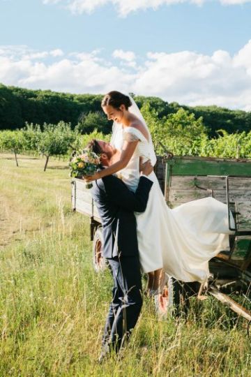 Traditionsreiche Hochzeit im Burgenland mit alten Bräuchen und einer Blasmusikkapelle