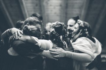 Black & White Beauty: Regnerische Hochzeit auf der Burgruine Aggstein