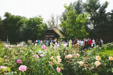 Ein Fest der Liebe in der Stadtflucht Bergmühle: Umgeben von Blumenwiesen und Schmetterlingen