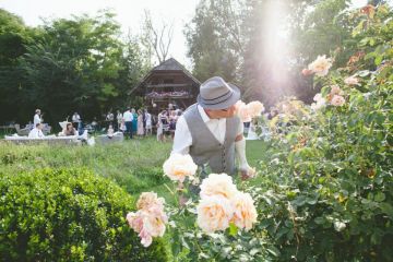 Ein Fest der Liebe in der Stadtflucht Bergmühle: Umgeben von Blumenwiesen und Schmetterlingen