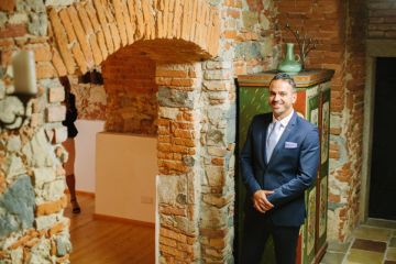 Kleine Hochzeit in einer schönen Basilika