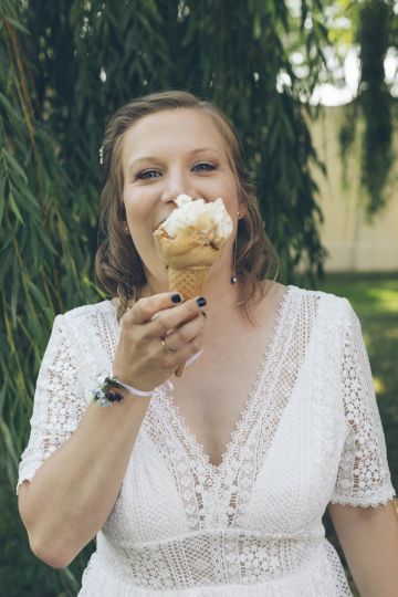 Bezaubernde Sommerhochzeit zwischen Trauerweiden & Palmen in einem kleinen Schlosspark
