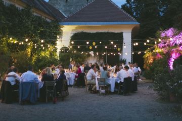 Boho-Hochzeit im wilden Schlossgarten umringt von Natur