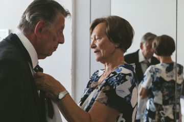 Boho-Hochzeit im wilden Schlossgarten umringt von Natur