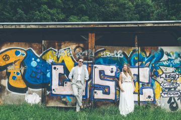 Alpenromantik mit urbanem Graffiti und Champagnerfreude