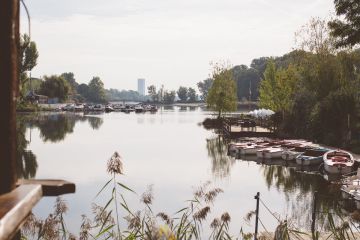 Herbstliche Hochzeit an den stillen Wassern der Alten Donau in Wien