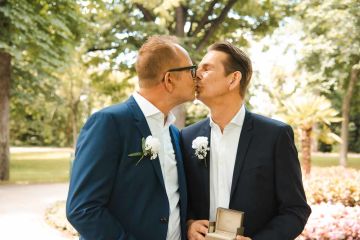 Romantische Trauung im Standesamt Schwechat und Heurigenschenke – Boho-Hochzeitsfotografie von Oliver und Bernhart