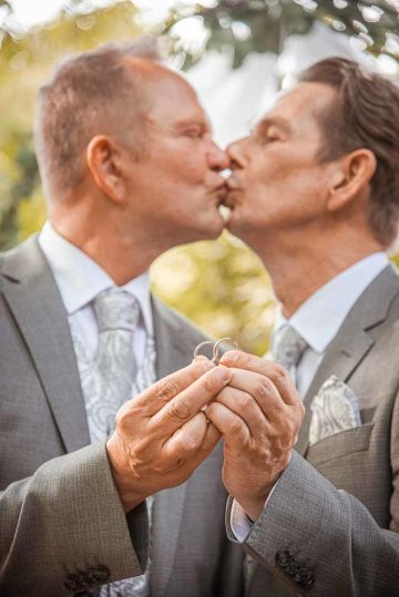 Romantische Trauung im Standesamt Schwechat und Heurigenschenke – Boho-Hochzeitsfotografie von Oliver und Bernhart