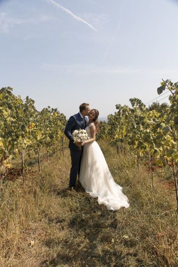 Die Märchenhafte Hochzeit des Brautpaars Karen & Sandor in den wunderschönen Weinbergen über Wien