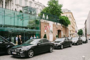 Märchenhafte Hochzeit im Palais Coburg: Luxus, Limousinen & Kutschfahrt durch Schönbrunn