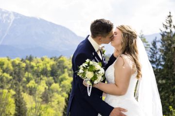Ein Hoch auf die Liebe: Traditionelle Traumhochzeit am Mariahilfsberg – Ein Tag voller Herz und Humor