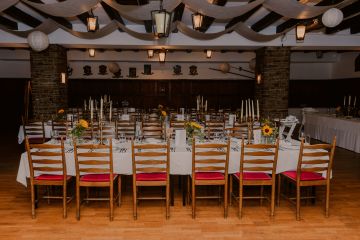 Regen, Romantik und Retro: Eine Vintage Hochzeit im Schloss Ottenstein