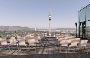 Liebe in luftiger Höhe: LGBTQ-Hochzeit in der Wolke 21 auf 75 Metern über Wien