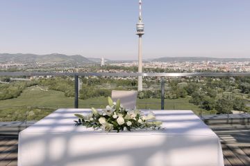 Liebe in luftiger Höhe: LGBTQ-Hochzeit in der Wolke 21 auf 75 Metern über Wien