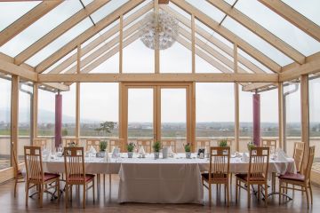 Eine fröhliche Aprilhochzeit im Weingut Schlossberg in Bad Vöslau